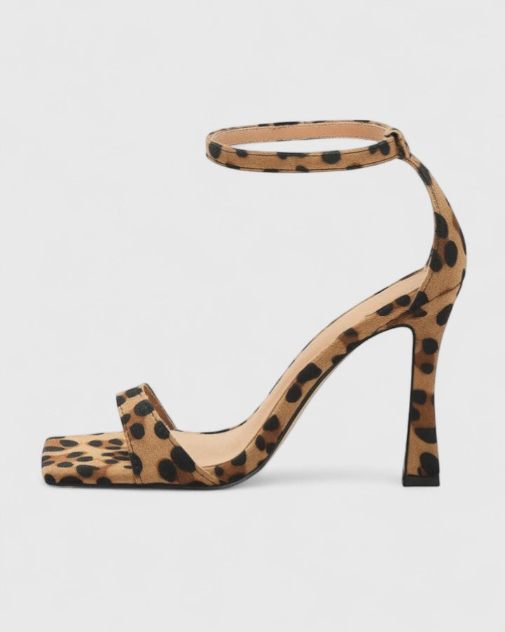 Escolástica | Sandalias Fiereza Elegante